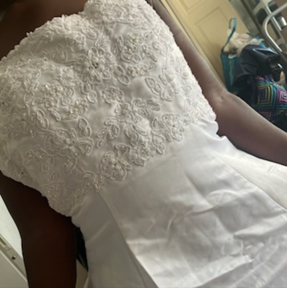 Beautiful Wedding Dress - Picture 5 of 7